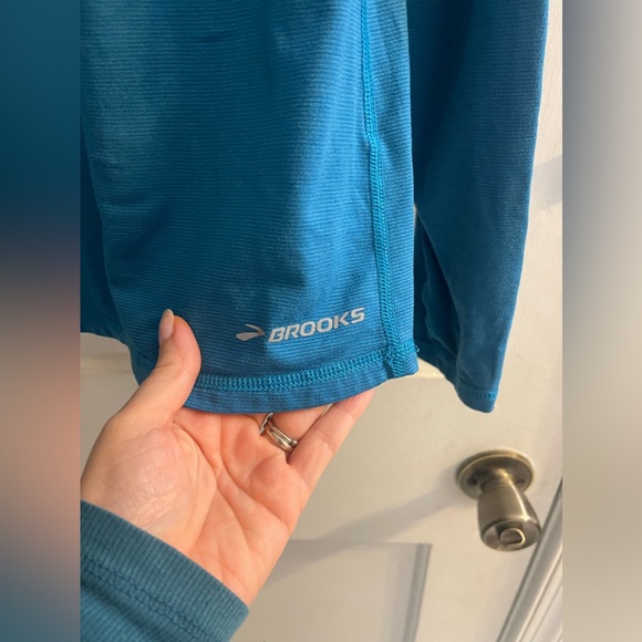 Brooks for Women 1/2 Zip Size Small - Picture 2 of 3